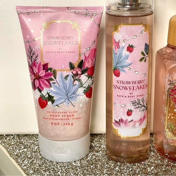 Bath & Body Works Strawberry Snowflakes Gift Set Body Scrub Soap Nwt - Picture 3 of 6